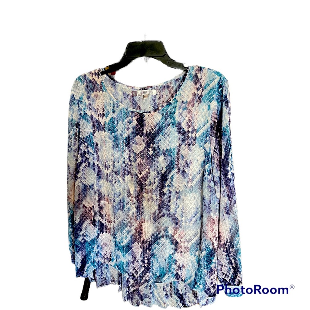 Jennifer Lopez long sleeve blouse. Falls nice on shoulders, pleated back.
